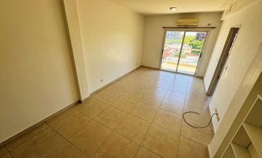 Departamento super amplio de dos ambientes con cochera en alquiler.