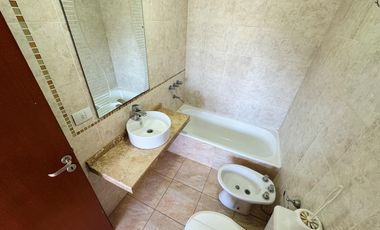 Departamento super amplio de dos ambientes con cochera en alquiler.