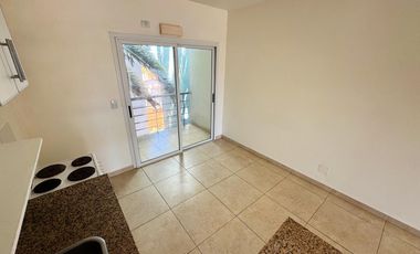 Departamento super amplio de dos ambientes con cochera en alquiler.