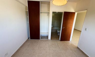 Departamento super amplio de dos ambientes con cochera en alquiler.