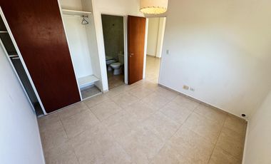 Departamento super amplio de dos ambientes con cochera en alquiler.