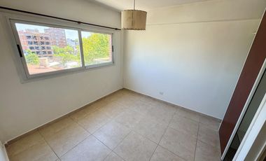 Departamento super amplio de dos ambientes con cochera en alquiler.