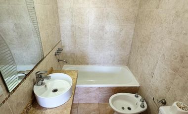 Departamento super amplio de dos ambientes con cochera en alquiler.