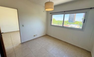 Departamento super amplio de dos ambientes con cochera en alquiler.