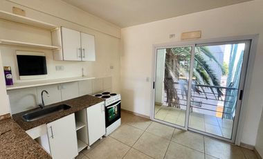 Departamento super amplio de dos ambientes con cochera en alquiler.