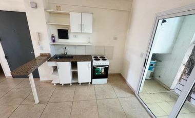 Departamento super amplio de dos ambientes con cochera en alquiler.