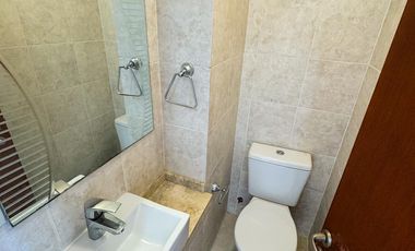 Departamento super amplio de dos ambientes con cochera en alquiler.