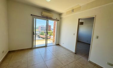 Departamento super amplio de dos ambientes con cochera en alquiler.