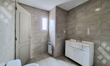 ALQUILER DEPTO 3 AMB, CON BALCÓN Y COCHERA, EN ALTOS DE ALBERDI, PLOTTIER