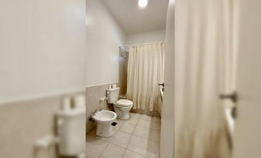 ALQUILER 1 AÑO: Casa 3 habitaciones, dep de servicio, pileta, lote interno en San Isidro Labrador