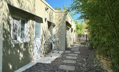 ALQUILER 1 AÑO: Casa 3 habitaciones, dep de servicio, pileta, lote interno en San Isidro Labrador