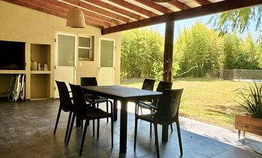 ALQUILER 1 AÑO: Casa 3 habitaciones, dep de servicio, pileta, lote interno en San Isidro Labrador