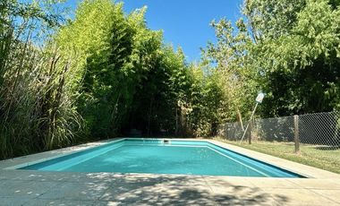 ALQUILER 1 AÑO: Casa 3 habitaciones, dep de servicio, pileta, lote interno en San Isidro Labrador