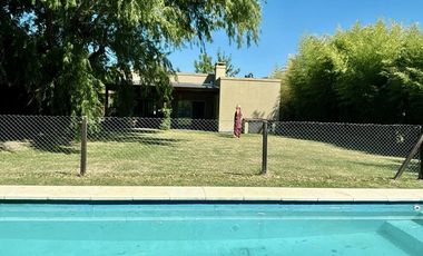 ALQUILER 1 AÑO: Casa 3 habitaciones, dep de servicio, pileta, lote interno en San Isidro Labrador