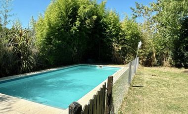 ALQUILER 1 AÑO: Casa 3 habitaciones, dep de servicio, pileta, lote interno en San Isidro Labrador
