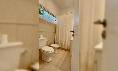 ALQUILER 1 AÑO: Casa 3 habitaciones, dep de servicio, pileta, lote interno en San Isidro Labrador