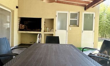 ALQUILER 1 AÑO: Casa 3 habitaciones, dep de servicio, pileta, lote interno en San Isidro Labrador