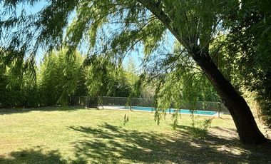 ALQUILER 1 AÑO: Casa 3 habitaciones, dep de servicio, pileta, lote interno en San Isidro Labrador