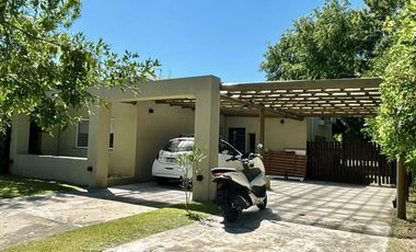 ALQUILER 1 AÑO: Casa 3 habitaciones, dep de servicio, pileta, lote interno en San Isidro Labrador