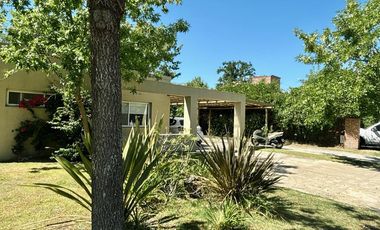 ALQUILER 1 AÑO: Casa 3 habitaciones, dep de servicio, pileta, lote interno en San Isidro Labrador