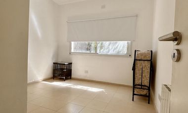 ALQUILER 1 AÑO: Casa 3 habitaciones, dep de servicio, pileta, lote interno en San Isidro Labrador
