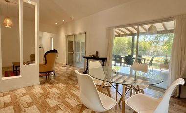 ALQUILER 1 AÑO: Casa 3 habitaciones, dep de servicio, pileta, lote interno en San Isidro Labrador