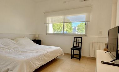 ALQUILER 1 AÑO: Casa 3 habitaciones, dep de servicio, pileta, lote interno en San Isidro Labrador