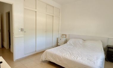 ALQUILER 1 AÑO: Casa 3 habitaciones, dep de servicio, pileta, lote interno en San Isidro Labrador