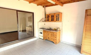 PH en alquiler con balcón y patio 3 amb. Sobre Hipólito Yrigoyen a 2 cuadra Santa Fe! Gran ubicacion