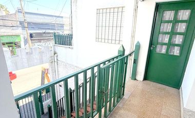 PH en alquiler con balcón y patio 3 amb. Sobre Hipólito Yrigoyen a 2 cuadra Santa Fe! Gran ubicacion