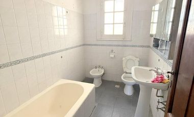 PH en alquiler con balcón y patio 3 amb. Sobre Hipólito Yrigoyen a 2 cuadra Santa Fe! Gran ubicacion