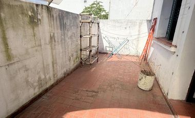 PH en alquiler con balcón y patio 3 amb. Sobre Hipólito Yrigoyen a 2 cuadra Santa Fe! Gran ubicacion