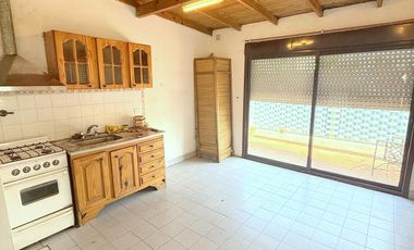 PH en alquiler con balcón y patio 3 amb. Sobre Hipólito Yrigoyen a 2 cuadra Santa Fe! Gran ubicacion