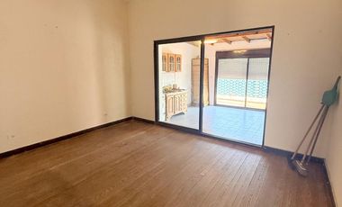 PH en alquiler con balcón y patio 3 amb. Sobre Hipólito Yrigoyen a 2 cuadra Santa Fe! Gran ubicacion