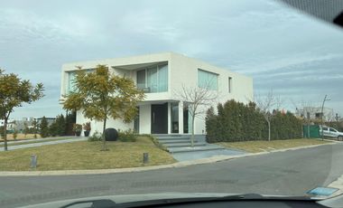 Casa en alquiler amoblado en Los Castaños, Nordelta