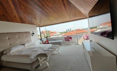 SE VENDE INCREÍBLE CASA EN BOSQUES DE LAS LOMAS (NyV)