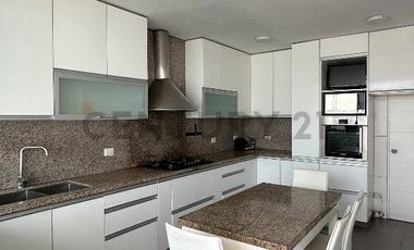 Amplia Casa con piscina... cerca al mar