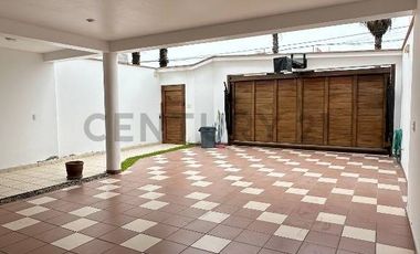 Amplia Casa con piscina... cerca al mar