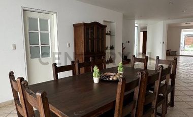 Amplia Casa con piscina... cerca al mar