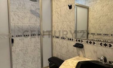 Amplia Casa con piscina... cerca al mar