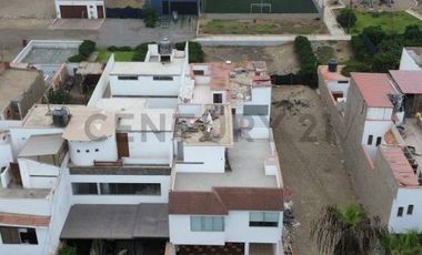 Amplia Casa con piscina... cerca al mar