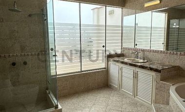 Amplia Casa con piscina... cerca al mar