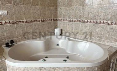 Amplia Casa con piscina... cerca al mar