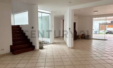 Amplia Casa con piscina... cerca al mar