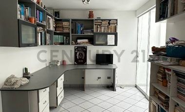 Amplia Casa con piscina... cerca al mar