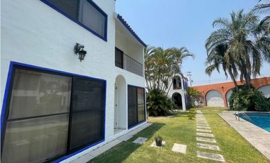 Se Renta Casa En Las Fuentes con Alberca en condominio