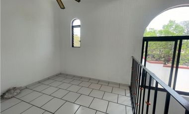 Se Renta Casa En Las Fuentes con Alberca en condominio