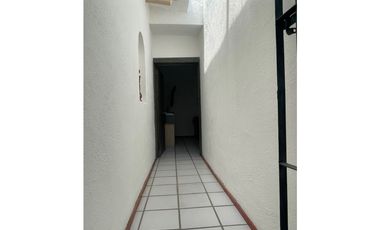 SE RENTA CASA UN NIVEL  EN PRIV CON JARDN ALBERCA Y VIGILANCIA 6 REC
