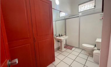 SE RENTA CASA UN NIVEL  EN PRIV CON JARDN ALBERCA Y VIGILANCIA 6 REC