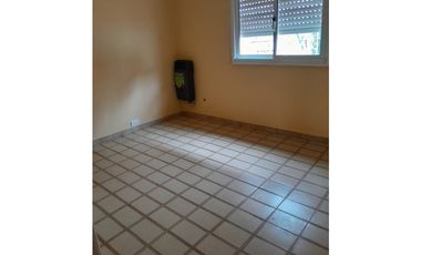 VENTA CASA 3 AMB. CON PARQUE, GARAGE Y DEPOSITO APTO CREDITO